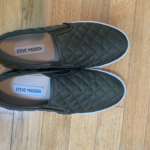 LIKE NEW STEVE MADDEN GREEN QUILTED SLIP ON SHOE - Picture 4 of 5